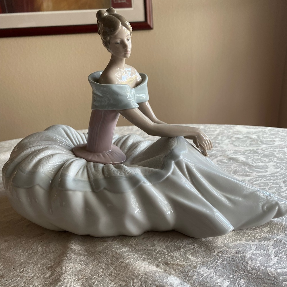 RETIRED NAO by LLADRO